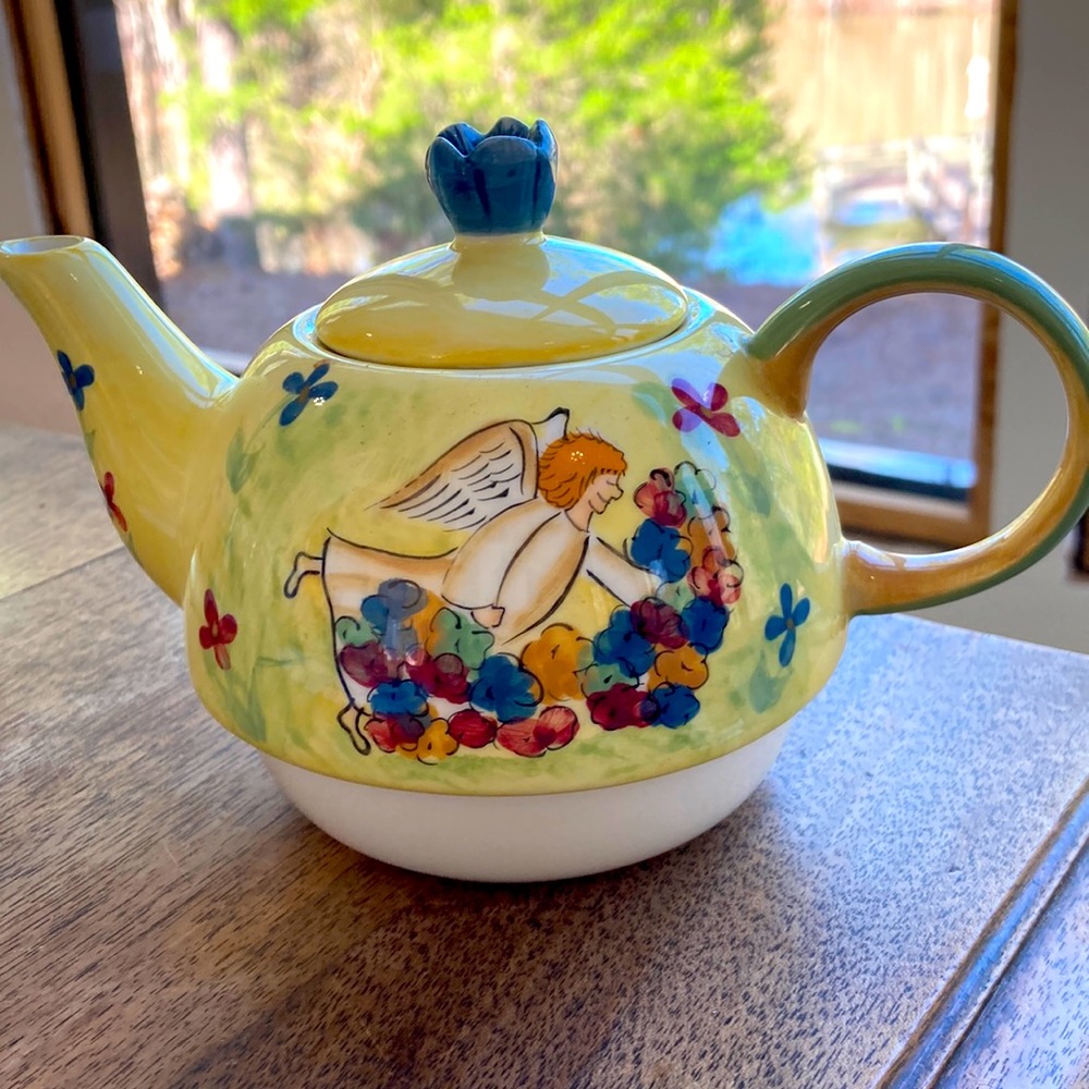 Mesa international ANGEL teapot no chips. Like new. But 1980s vintage. Yellow